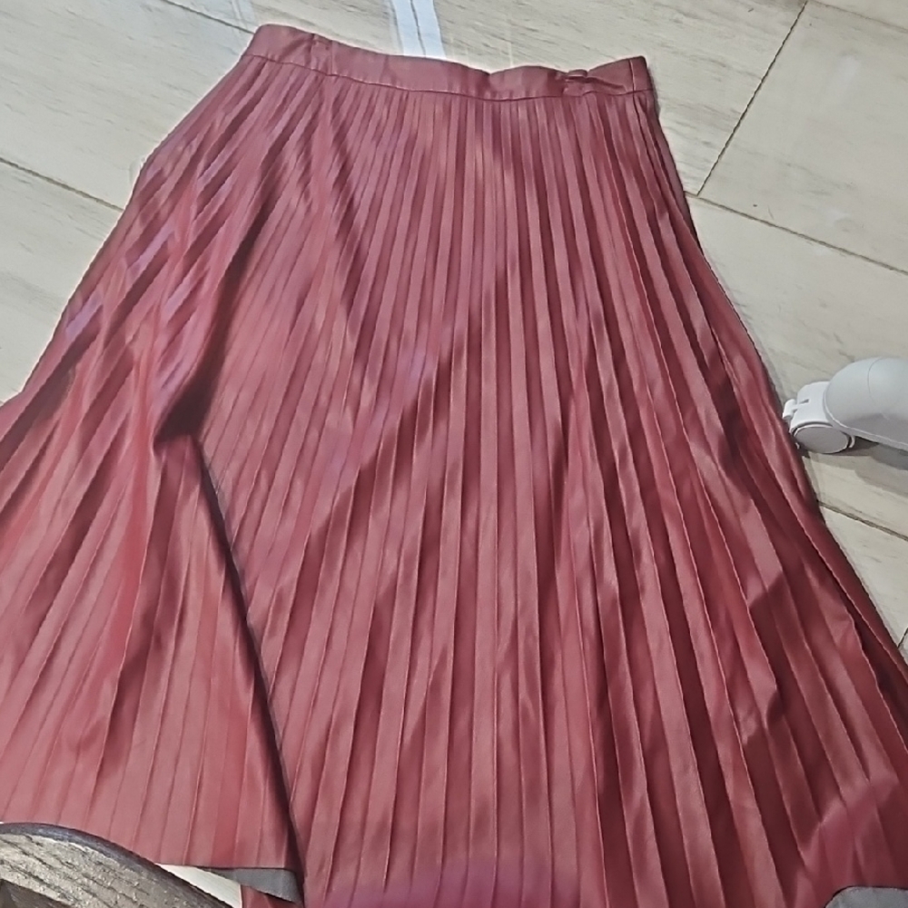 Elegant Pleated Skirt in Rich Burgundy